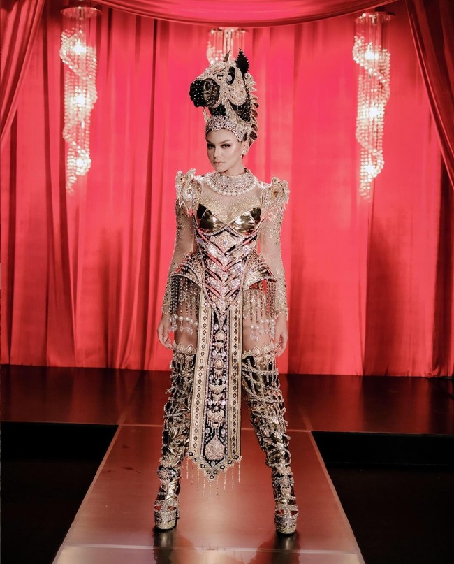 Pada Agustus mendatang Runner Up Puteri Indonesia, Jihane Almira Chedid akan berangkat ke Polandia untuk mengikuti ajang kecantikan Miss Supranational 2021. Melalui acara press conference Jihane Almira Chedid Goes To Miss Supranational 2021 yang ditampilkan secara live di YouTube, Jihane tampak membocorkan kostum apa saja yang akan dikenakannya di ajang kecantikan tersebut. Foto: Instagram/@officialputeriindonesia