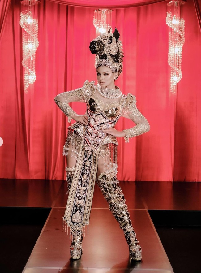 Inilah penampilan Jihane Almira yang berhasil membuat Indonesia bersinar di Miss Supranational 2021. Kostum bertajuk  The Dashing of Equus Caballus itu memenangkan kategori Best National Costume di kontes kecantikan internasional yang tengah berlangsung di Polandia itu. Equus Caballus, kuda gagah berani asli Nusa Tenggara Timur menjadi sumber inspirasi untuk kostum ini. (Foto: Instagram/@officialputeriindonesia)