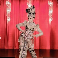 Inilah penampilan Jihane Almira yang berhasil membuat Indonesia bersinar di Miss Supranational 2021. Kostum bertajuk  The Dashing of Equus Caballus itu memenangkan kategori Best National Costume di kontes kecantikan internasional yang tengah berlangsung di Polandia itu. Equus Caballus, kuda gagah berani asli Nusa Tenggara Timur menjadi sumber inspirasi untuk kostum ini. (Foto: Instagram/@officialputeriindonesia)