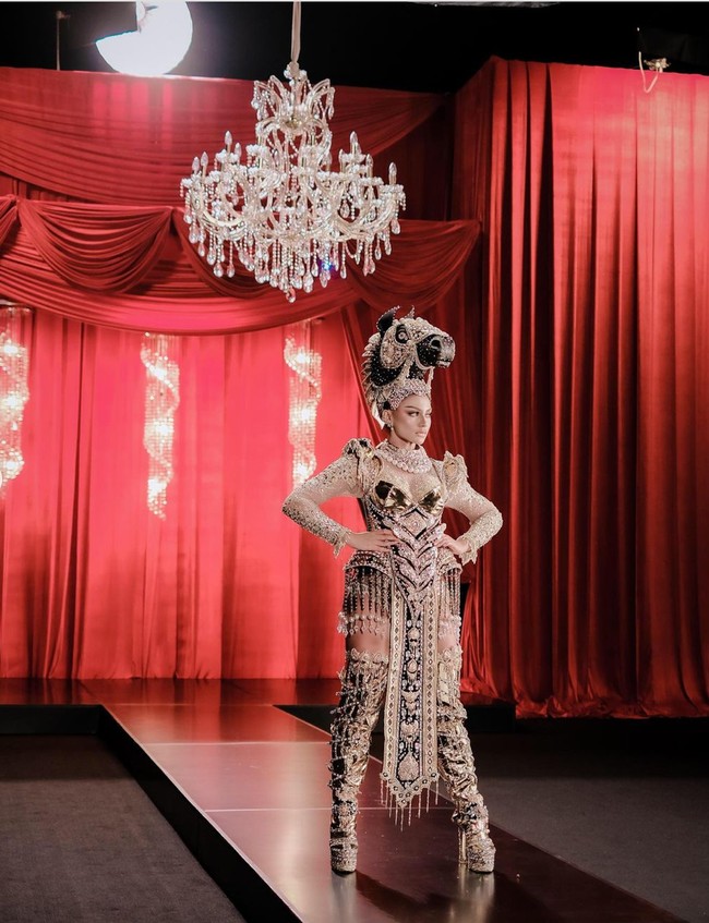 Dengan didominasi warna keemasan dan hitam, The Dashing of Equus Caballus juga bertabur 10 ribu berlian rhinestones. Perpaduan kain brokat dan payet pada bagian dalam kostum memberikan sentuhan feminin. Foto: Instagram/@officialputeriindonesia