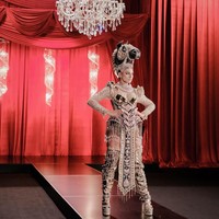 Dengan didominasi warna keemasan dan hitam, The Dashing of Equus Caballus juga bertabur 10 ribu berlian rhinestones. Perpaduan kain brokat dan payet pada bagian dalam kostum memberikan sentuhan feminin. Foto: Instagram/@officialputeriindonesia