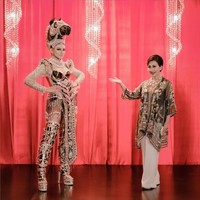 Sebagai pelengkap untuk mempercantik dan memberikan kesan mewah, kostum tersebut juga memiliki ekstra pearl dan crystal drop yang diaplikasikan sedemikian rupa. Dengan ditambah riasan makeup senada, penampilan Jihane Almira terlihat kian menawan. Foto: Instagram/@officialputeriindonesia