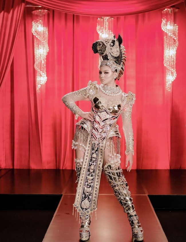 Sebagai perwakilan dari Indonesia di ajang Miss Supranational 2021, Jihane Chedid akan membawakan kostum nasional bertema kuda NTT. Kostum nasional itu merupakan hasil kolaborasi dari Levico Butik dan Eggie Jasmin Artisan Couture. Foto: Instagram/@officialputeriindonesia