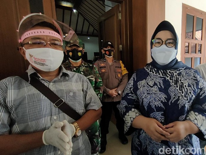 Kakek Vino, Yatin, dilepas Bupati Sragen Kuadinar Untung Yuni Sukowati, di rumah dinas Bupati Sragen, Jumat (30/7/2021).