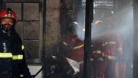12 unit kendaraan pemadam dari Dinas Pemadam Kebakaran Kota Surabaya dikerahkan untuk menangani kobaran api yang merenggut satu korban jiwa tersebut.