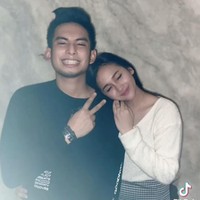 Niko Al Hakim kembali dikabarkan dekat dengan seorang wanita pada April 2021, kali ini bintang TikTok bernama Isra Syafira. Ia mengaku sebagai kekasih Okin lewat video yang diunggahnya di TikTok. Foto: TikTok