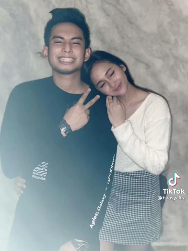 Niko Al Hakim kembali dikabarkan dekat dengan seorang wanita pada April 2021, kali ini bintang TikTok bernama Isra Syafira. Ia mengaku sebagai kekasih Okin lewat video yang diunggahnya di TikTok. Foto: TikTok