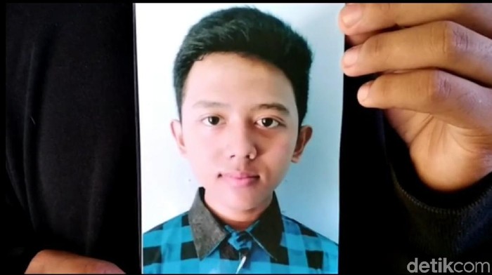 Keluarga berharap remaja yang terjun dari kapal feri di selat Bali ditemukan selamat