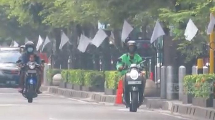 Ratusan bendera putih terpasang di sepanjang kawasan Malioboro. Pemasangan bendera ini sebagai wujud berkabung para pedagang Malioboro atas lumpuhnya perekonomian. Tepatnya saat penerapan Pemberlakuan Pembatasan Kegiatan Masyarakat (PPKM) Mikro hingga Level 4.