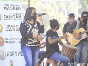 Kampanye Prokes COVID Lewat Nyanyian Musisi Jalanan Bandung