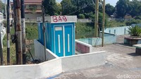 Tidak hanya itu, coretan tangan usil terlihat di kawasan pedestrian Kudus itu. Coretan tersebut ada di kamar mandi umum yang berada pojok sisi barat Kudus City Walk. (Dian Utoro Aji/detikTravel)