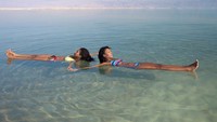 Laut Mati memiliki salinitas tinggi karena merupakan  terminal untuk aliran hujan dan air permukaan. Artinya, air mengalir ke dalam Laut Mati tetapi tidak mengalir keluar dan terperangkap hingga menguap. Akibat suhu musim panas dan kondisi iklim yang kering sepanjang tahun menyebabkan hilangnya banyak air karena penguapan. (Getty Images/iStockphoto/RuslanDashinsky)