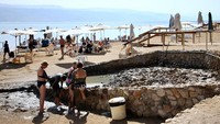 Nama Laut Mati sendiri berasal dari bahasa Ibrani Yam ha Maved yang berarti Laut Pembunuh. Salah satu alasan disematkan nama Laut Mati karena nyaris tak ada kehidupan di dalam atau di pinggirnya. (Getty Images/lynnebeclu)