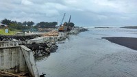 Saat ini progres keseluruhannya sudah mencapai 30 persen. Pelaksana proyek PT. WIKA-ADP KSO tengah menyelesaikan pembangunan tanggul di muara Sungai Bogowonto sisi timur. Bersamaan dengan itu pihak pelaksana juga mengebut proses fabrikasi atau pembuatan material utama yakni blok beton berukuran 1 x 1 meter, dan tetratpod dengan berat 4 ton dan 7 ton. Tetrapod ini nantinya berfungsi sebagai tembok laut dan pemecah gelombang untuk memperkuat struktur muara.