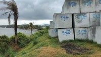 Dalam proses pembangunan ini, pihak pelaksana tak luput dari kendala. Setidaknya ada 2 kendala yang dihadapi, yaitu gelombang laut dan hujan.