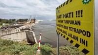 Pembangunan pengaman muara Sungai Bogowonto dilatarbelakangi  adanya penutupan muara sungai ini sejak beberapa tahun ke belakang. Sehingga menyebabkan penyumbatan muara yang memicu banjir di kawasan hulu muara tersebut.