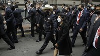 Pedro Castillo dari partai Marxis-Leninis Peru Libre sebelumnya memenangkan 50,12 persen suara, pesaingnya dari kubu populis sayap kanan Keiko Fujimori 49,87 persen dalam pemilihan presiden 6 Juni lalu, menurut Komisi Pemilu Peru ONPE. Foto: Getty Images.