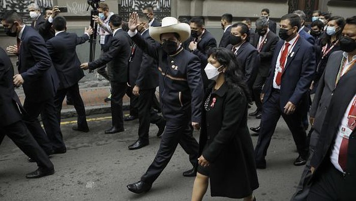 Peru baru saja melantik Pedro Castillo sebagai presiden. Pedro Castillo yang hidup dalam kesederhanaan bersumpah untuk mengakhiri korupsi dan konstitusi baru.