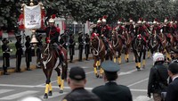 Parade pasukan berkuda tampak terlihat saat proses pelantikan presiden Peru. Foto: Getty Images.