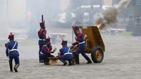 Penjaga menembakkan meriam sebagai bagian dari 21 tembakan meriam untuk merayakan Hari Kemerdekaan menjelang pelantikan presiden terpilih Peru. Foto: Getty Images.