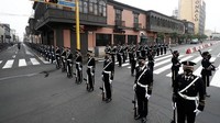 Sejumlah ceremonial guards tengah berjaga dan memastikan keamanan saat berlangsungnya pelantikan presiden. Foto: Getty Images.