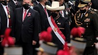 Menurut Komisi Pemilu ONPE, Pedro Castillo menang tipis dengan lebih dari 44.000 suara. Keiko Fujimori, 46, pada awalnya memimpin, tetapi gelombang berbalik ketika suara dari daerah pedesaan, di mana Castillo mendapat dukungan kuat, dihitung. Foto: Getty Images.