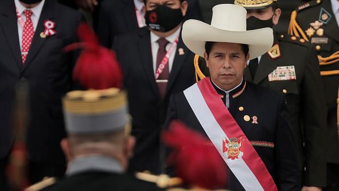 Peru baru saja melantik Pedro Castillo sebagai presiden. Pedro Castillo yang hidup dalam kesederhanaan bersumpah untuk mengakhiri korupsi dan konstitusi baru.