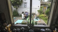 Kedai kopi Nyambi menjadikan halamannya untuk program Ngopi Sambil Berjemur pada pukul 09.00 hingga pukul 10.00 WIB dengan pembatasan waktu 20 menit setiap pengunjung.