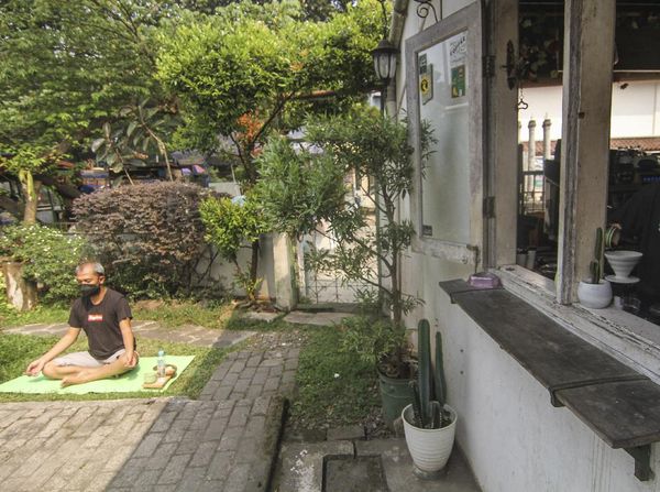 Tingkatkan Imun, Kafe Ini Tawarkan Minum Kopi Sambil Berjemur