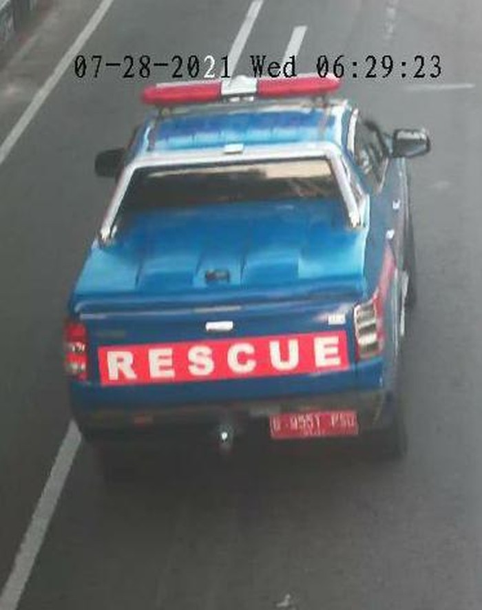 Mobil rescue Dinsos di Makassar tabrak lari pesepeda. (dok. Istimewa)