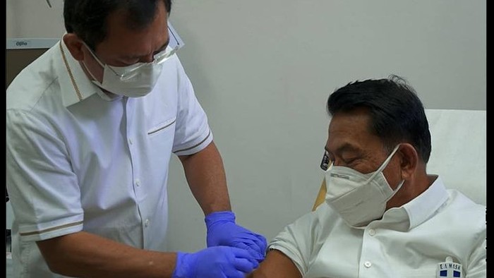 Moeldoko Moeldoko menerima dosis vaksin Nusantara.