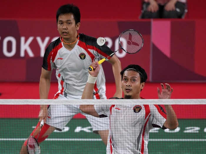 Ganda putra Indonesia Mohammad Ahsan (kanan) dan Hendra Setiawan mengembalikan kok ke arah ganda putra Korea Solgyu Choi dan Seungjae Seo dalam penyisihan Grup D Olimpiade Tokyo 2020 di Musashino Forest Sport Plaza, Tokyo, Jepang, Selasa (27/7/2021). Ahsan dan Hendra berhasil menjadi juara grup D setelah menang 21-12, 19-21, 21-18 atas Solgyu Choi dan Seungjae Seo. ANTARA FOTO/Sigid Kurniawan/hp.