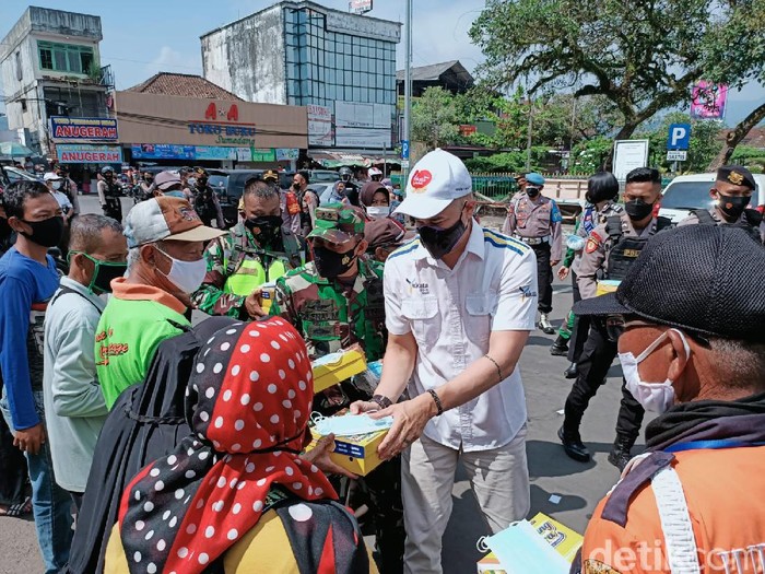 Okan Cornelius bersama Kapolres Sumedang dan Dandim 0610 Sumedang membagikan paket sembako kepada warga.