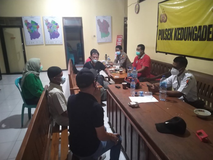 Orang Tua Ayu Ting Ting satroni Pelaku Bully Orang Tua Ayu Ting Ting satroni Pelaku Bully
