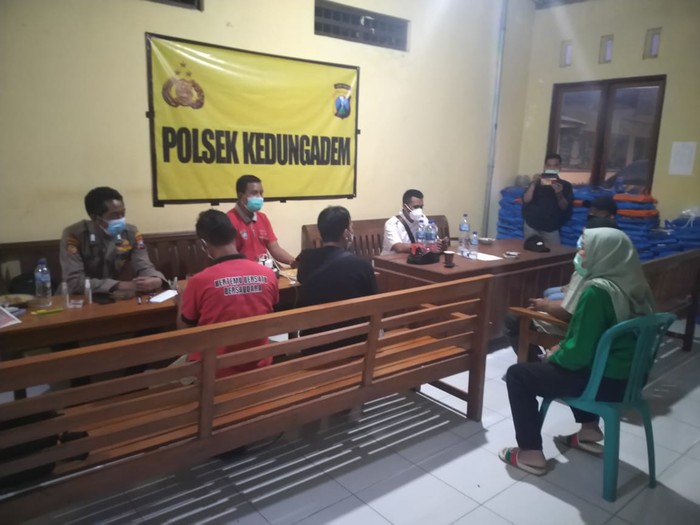 Orang Tua Ayu Ting Ting satroni Pelaku Bully Orang Tua Ayu Ting Ting satroni Pelaku Bully