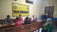 Sebelum mendatangi rumah dari pelaku bully, orang tua Ayu Ting Ting lebih dulu ke kantor polisi. Foto: dok. Polres Bojonegoro