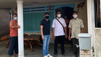 Orang tua Ayu Ting Ting tiba di rumah pelaku yang bernama Kartika Damayanti. Foto: dok. Polres Bojonegoro