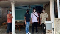 Sayangnya, orang tua Ayu Ting Ting hanya bisa bertemu ayah dari Kartika Damayanti karena pelaku sedang bekerja di Singapura sebagai TKI. Foto: dok. Polres Bojonegoro