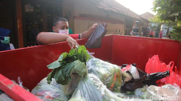 Paguyuban pasar berbagi sayur ke warga di Kudus