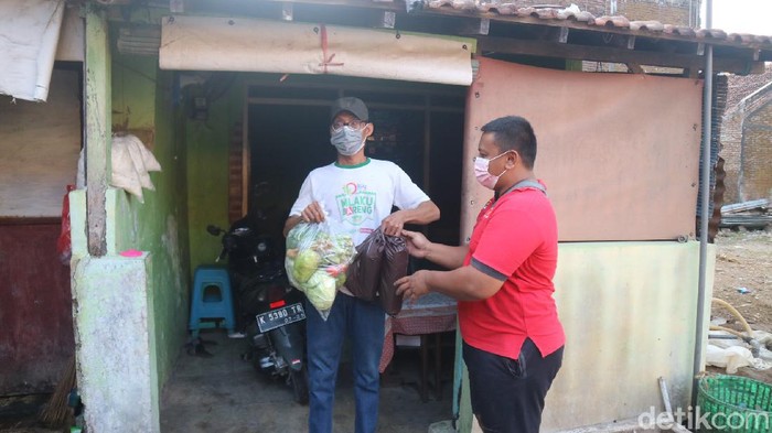 Paguyuban pasar berbagi sayur ke warga di Kudus