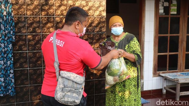 Paguyuban pasar berbagi sayur ke warga di Kudus