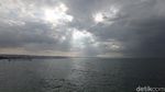 Foto: Pantai Pangandaran Tampak Muram Tanpa Wisatawan
