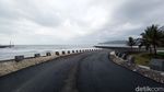 Foto: Pantai Pangandaran Tampak Muram Tanpa Wisatawan