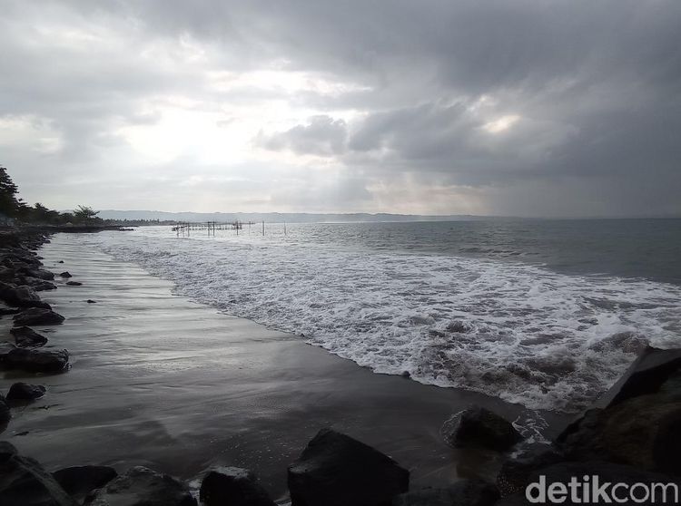Foto: Pantai Pangandaran Tampak Muram Tanpa Wisatawan