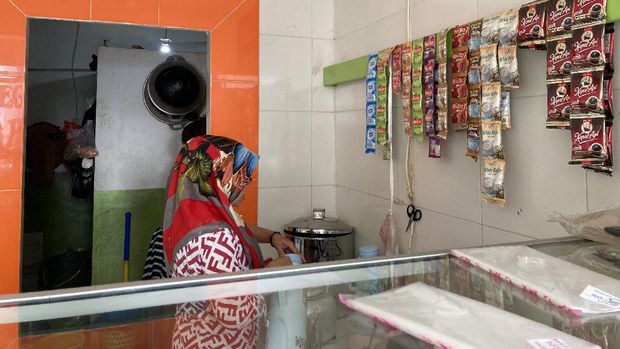 Sri (35), pedagang warteg di Pasar Jembatan Besi, Jakarta Barat.