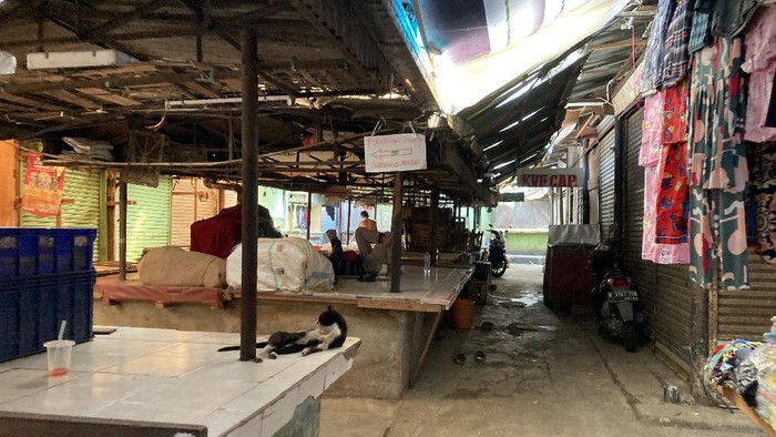 Suasana Pasar Jembatan Besi, Jakarta Barat, Jumat (30/7/2021) siang.