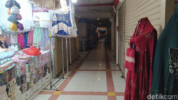 Pasar Tanah Abang, Jakarta Pusat (Jakpus) sepi pengunjung selama masa PPKM Level 4. Banyak pedagang yang pada akhirnya memilih untuk menjual hingga menyewakan tokonya. (Adhyasta/detikcom)