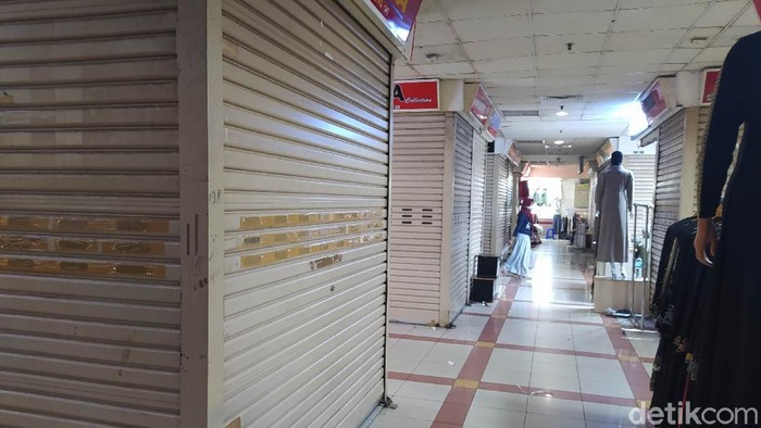 Pasar Tanah Abang, Jakarta Pusat (Jakpus) sepi pengunjung selama masa PPKM Level 4. Banyak pedagang yang pada akhirnya memilih untuk menjual hingga menyewakan tokonya. (Adhyasta/detikcom)