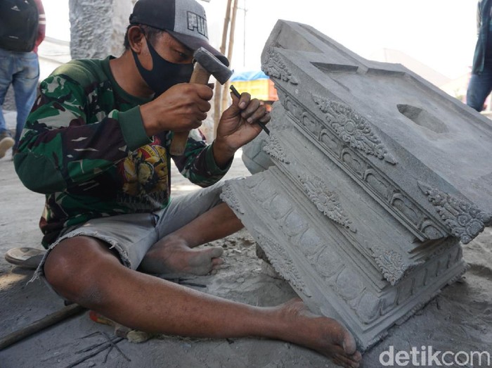 Pandemi COVID-19 ditambah PPKM menjadi pukulan keras bagi para pekerja seni di Kabupaten Mojokerto. Mereka mengharapkan bantuan pemerintah karena anjloknya penghasilan selama 16 bulan terakhir.