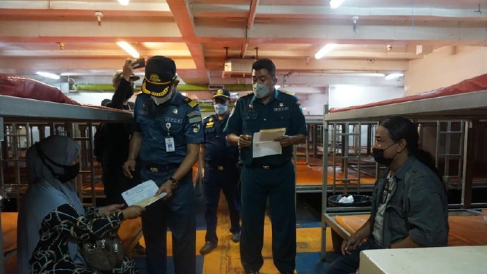 Pemeriksaan sertifikat vaksinasi terhadap calon penumpang kapal di Samarinda, Kaltim